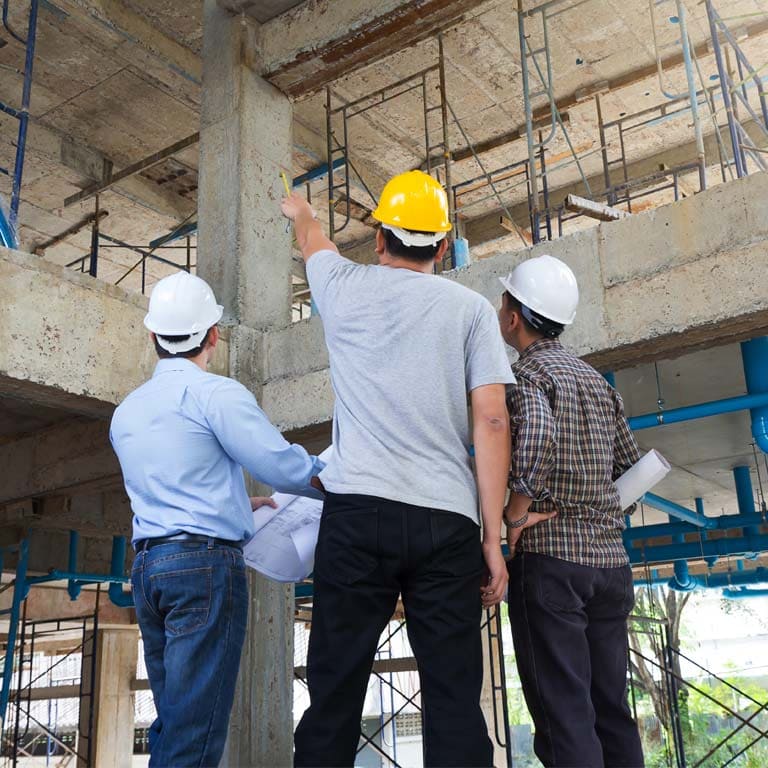 Équipe d'experts en bâtiment CEC Experts lors d'une expertise technique